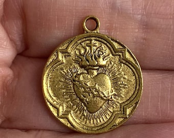 Milagros Tennhänge med Flammande Hjärta, Antikförgylld Katolsk Ex Voto-medalj (G08)