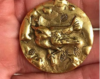 Pingente rústico de pássaro em galho, em estanho, design original artesanal, fabricado nos EUA, acabamento em ouro antigo, 1 peça.