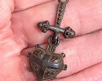 Pewter rugged cross heart rustic religious pendant hammered rustic supplies jewelry antique rusty brown 1 pc old world cross (rb4)