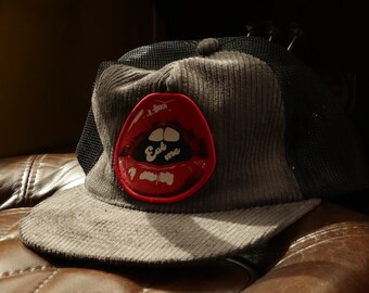 "Schwarzer Cord ""Eat Me"" Retro unstrukturierte Mesh-Patch-Hut Schwarz | 70's Style Vintage Ball Cap Lippen Aufnäher