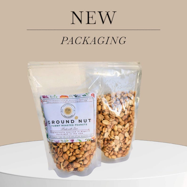 Puede incluir: Dos bolsas de pl&aacute;stico transparentes llenas de cacahuetes tostados. La bolsa de la izquierda tiene una etiqueta que dice "GROUND NUT YUMMY ROASTED PEANUTS Made with Love Hygienically roasted in Nigeria Packaged in the USA".