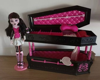 Monster High „Draculaura“-Puppe, bringt modische Kleidung und Accessoires, Spielzeug für Mädchen. +4 Jahre.
