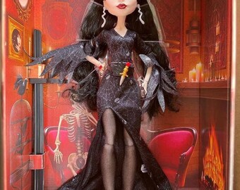 Skullector Elvira – Monster High Doll, die Besitzerin von The Dark Doll