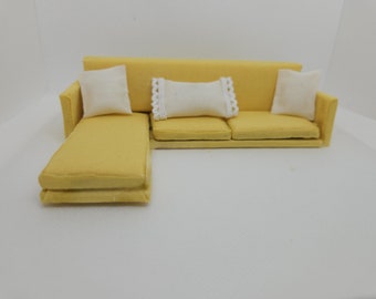 Passen Sie Ihr Puppenhaus-Couch individuell an: Handgefertigtes Sofa mit drei Sitzen für den Maßstab 1:12, 1:24 oder 1:6 – vollständig anpassbar
