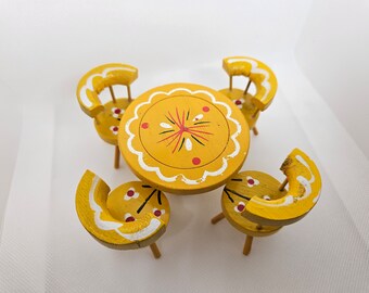 Ensemble de salle à manger miniature jaune à l'échelle 1:12 vintage