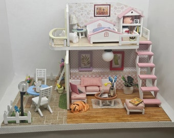 Miniature de maison de poupée terminée et entièrement meublée faite à la main avec amour - Deux étages de haut avec un chat et un chien - Échelle 1:24