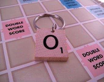 Llavero con fichas de madera del Scrabble con la letra que tú eliges