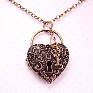 Ontgrendel je Love Brass Heart Locket met sleutel aan een 16 inch koperen ketting