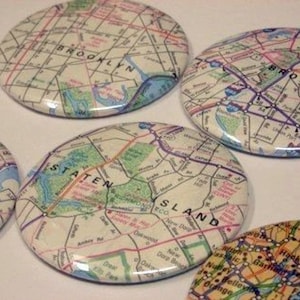 Puede incluir: Cinco posavasos redondos con mapas vintage de los cinco distritos de la ciudad de Nueva York: Brooklyn, Bronx, Staten Island, Manhattan y Queens.