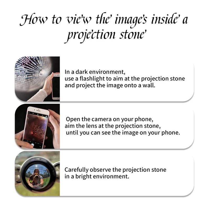 Puede incluir: Un diagrama que muestra tres formas diferentes de ver una imagen dentro de una piedra de proyecci&oacute;n. El primer m&eacute;todo utiliza una linterna en un ambiente oscuro para proyectar la imagen en una pared. El segundo m&eacute;todo utiliza una c&aacute;mara de tel&eacute;fono para capturar la imagen. El tercer m&eacute;todo implica observar la piedra de proyecci&oacute;n en un ambiente brillante.