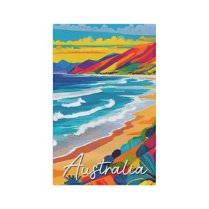 Könnte beinhalten: Eine farbenfrohe Illustration einer Strandszene in Australien. Das Bild zeigt ein leuchtend blaues Meer mit weißen Wellen, die an einem Sandstrand brechen. Der Hintergrund zeigt eine farbenfrohe Bergkette mit einem leuchtend gelben Himmel. Der Text "Australien" ist in weißer Kursivschrift am unteren Rand des Bildes geschrieben.