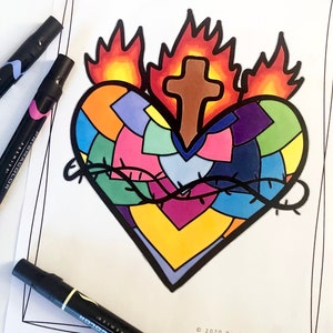 Pode incluir: Um desenho a preto e branco de um cora&ccedil;&atilde;o com uma cruz no topo e chamas &agrave; volta. O cora&ccedil;&atilde;o est&aacute; cheio de formas geom&eacute;tricas coloridas. O cora&ccedil;&atilde;o &eacute; rodeado por uma videira espinhosa.