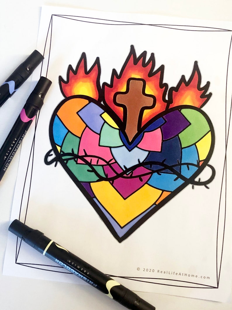 Pode incluir: Um desenho a preto e branco de um cora&ccedil;&atilde;o com uma cruz no topo e chamas &agrave; volta. O cora&ccedil;&atilde;o est&aacute; cheio de formas geom&eacute;tricas coloridas. O cora&ccedil;&atilde;o &eacute; rodeado por uma videira espinhosa.