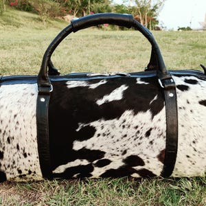 Sac polochon en cuir de vache véritable Sac de voyage en cuir Sac à langer noir et blanc - Sac à bandoulière Sac de camping occidental Sac de sport Cadeau pour maman et enfant