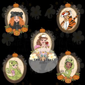 Puede incluir: Arte digital que presenta cinco retratos ovalados de princesas de Disney con disfraces de Halloween. Cada retrato está enmarcado con calabazas y bordes decorativos. Las princesas están vestidas como un oso, un tigre, Bella, un camaleón y una rana.