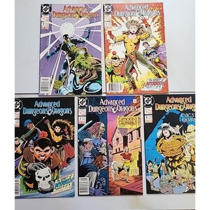 Könnte beinhalten: Eine Sammlung von sechs Vintage-Comics "Advanced Dungeons & Dragons". Die Cover zeigen farbenfrohe Illustrationen von Fantasy-Charakteren und -Szenen. Das DC Comics-Logo ist auf jedem Comic zu sehen. Titel und Ausgabennummern sind auf den Covern abgebildet.