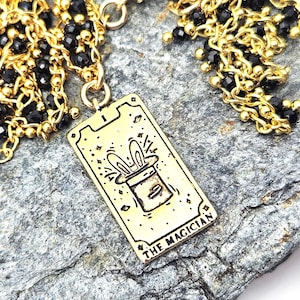 Collana con carta dei tarocchi in oro, perline in onice nero, ottone dorato metallizzato, romantico, boho, stratificazione, zingara, magia, mago, morte nera, imperatrice, strega