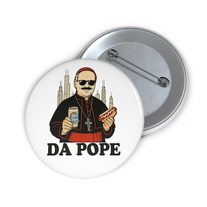 Könnte beinhalten: Ein weißer Button mit einer Cartoon-Illustration eines Mannes in Kardinalskleidung, Sonnenbrille und Schnurrbart, der ein Bier und einen Hotdog hält. Der Text "DA POPE" ist darunter gedruckt. Der Button ist rund.