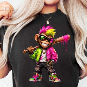 Puede incluir: Camiseta negra con un diseño de mono de dibujos animados con cresta rosa y amarilla, gafas de sol y un bate de béisbol con pintura rosa goteando. Lleva una chaqueta verde y rosa, vaqueros rotos y zapatillas coloridas.