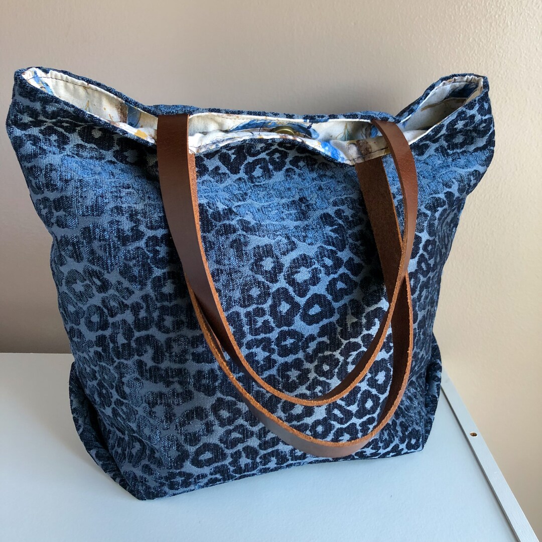 Blue Bigfoot Pattern Print Leather Tote Bag main image 0