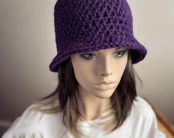Sombrero cloche morado de crochet con ala