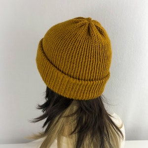 Cappello a cuffia lavorato a maglia in lana giallo senape dorato, cappello a doppia maglia, cappello invernale da donna dorato, bordo in maglia di lana immagine 5