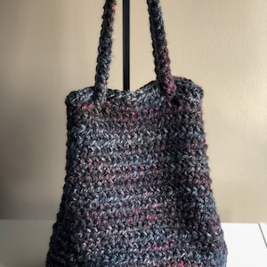 Extra Large Crochet Bucket Bag Sac fourre-tout avec cordon de serrage, Blackstone Cross Body Bag Noir avec nuances de rouge et de gris, Fourre-tout de projet surdimensionné image 1
