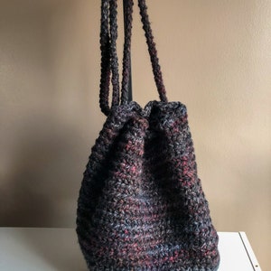 Extra Large Crochet Bucket Bag Sac fourre-tout avec cordon de serrage, Blackstone Cross Body Bag Noir avec nuances de rouge et de gris, Fourre-tout de projet surdimensionné image 7