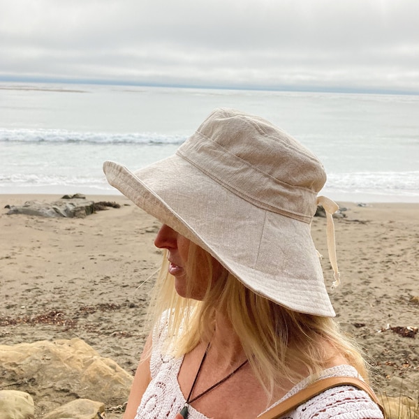 Sombrero para el sol para mujer en tejido de lino beige neutro con ala ancha y ajuste ajustable