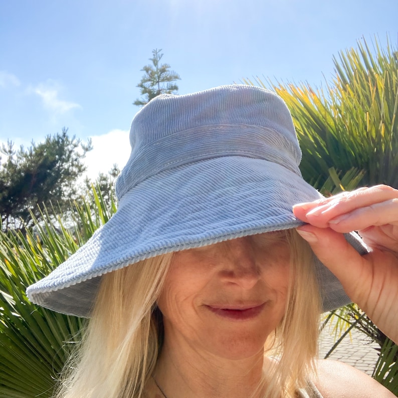 Cappello a secchiello blu, cappello da spiaggia a tesa larga da donna, cappello estivo boho, cappello stile spiaggia, cappello azzurro cielo, cappello da spiaggia in tessuto, cappello in velluto a coste, cappello da sole boho immagine 6
