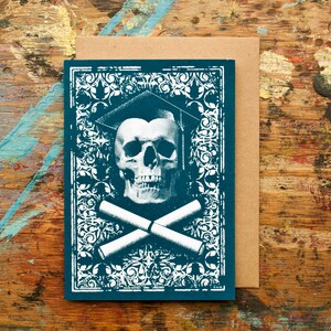 Calavera de graduación (GRD-01) Diploma PHD Masters Bachelors High School Rocker Goth Horror Azul marino Felicidades Serigrafía Interior en blanco