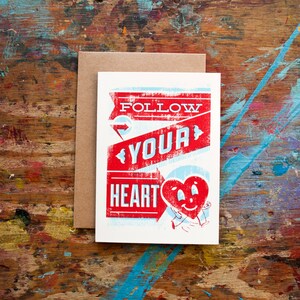 Volg je hart (LOV-24) rood blauw Vintage-Inspired Valentijnsdag echtgenoot Love Retro jaren 1950 zeefdruk