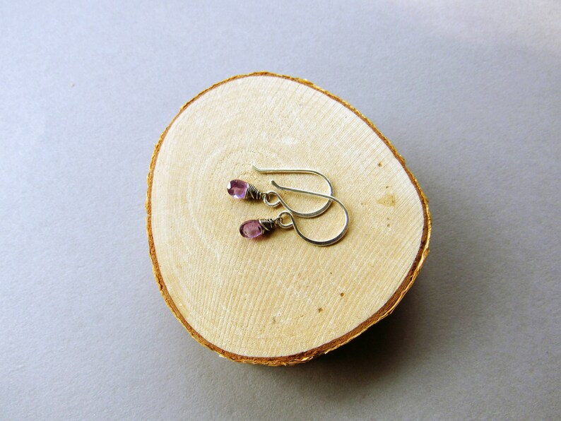 Tiny Amethyst Drop Earrings, Sterling Silver, February Birthstone Jewelry Bild 6