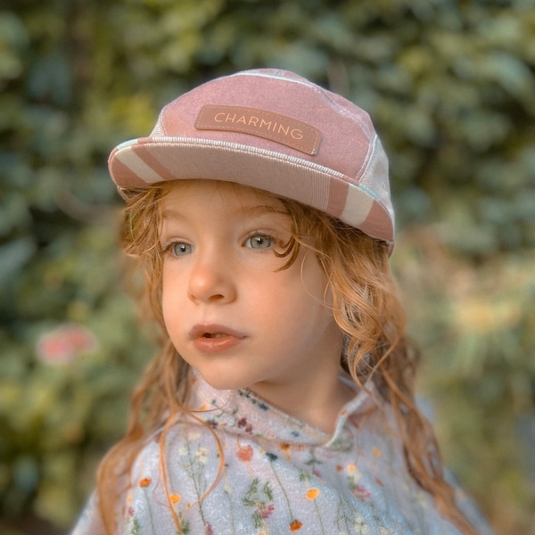 Gorra con aimera para niños pequeños. Gorro de Sol. Sombrero para niñas. Verano accessories. Infant snapback. Gorra of 5 panels.