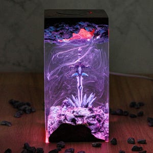 PREMIUM Frost.mo.ur.ne Resin Lampe – Handgefertigtes War.cra.ft Sword Diorama Licht – Fantasy Gamer Geschenk, Ice Blade Schreibtischlampe für Ihn