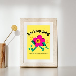 Könnte beinhalten: Ein gelber Hintergrund mit einer pinkfarbenen Blume mit einem lächelnden Gesicht und grünen Armen und Beinen. Die Blume rennt und der Text "just keep going" befindet sich über der Blume. Unter der Blume befindet sich der Text "you never know how far you can go".