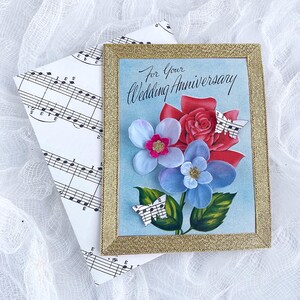 Tarjeta de aniversario vintage sin usar, tarjeta de felicitación floral hecha a mano con técnica mixta, sobre reciclado con partituras musicales, rojo y azul, rosa y hortensia
