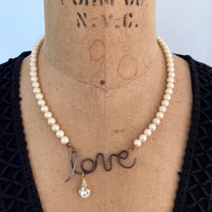 Collar de amor de perlas falsas vintage, regalo romántico del día de San Valentín para ella, joyería de carta de amor de escritura cursiva, regalo de novia, día de la madre