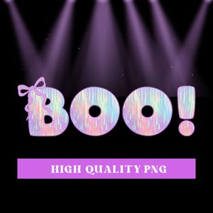 Peut inclure: Graphique numérique avec le mot "BOO!" dans une police holographique dégoulinante, orné d'un nœud sur le "B" et d'un point d'exclamation. Le texte "HIGH QUALITY PNG" est sur une bannière violette en dessous, avec des projecteurs violets en arrière-plan.