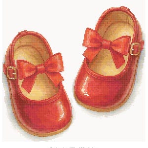 Könnte beinhalten: Ein Paar rote Mary Jane-Schuhe mit Schleifen und Schnallenverschlüssen. Die Schuhe haben eine glänzende Oberfläche und sind vor einem weißen Hintergrund platziert. Designgröße: 150 x 150 Stiche.