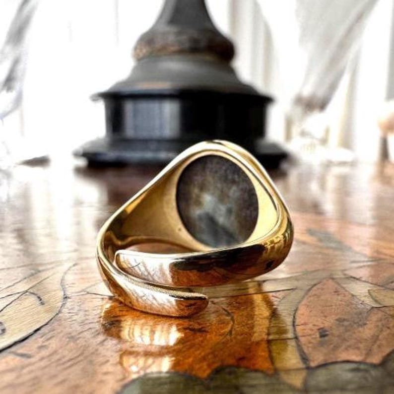 Signetring med initial L • Ring med kameomonogram av pärlemor • Justerbar sterlingsilver eller brons • Tillverkad i Italien bild 5