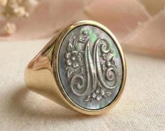 Signetring med initial M, grå pärlemorkameo, sterlingsilver/brons, tillverkad i Italien