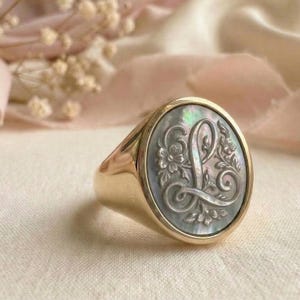 Signetring med initial L • Ring med kameomonogram av pärlemor • Justerbar sterlingsilver eller brons • Tillverkad i Italien bild 3