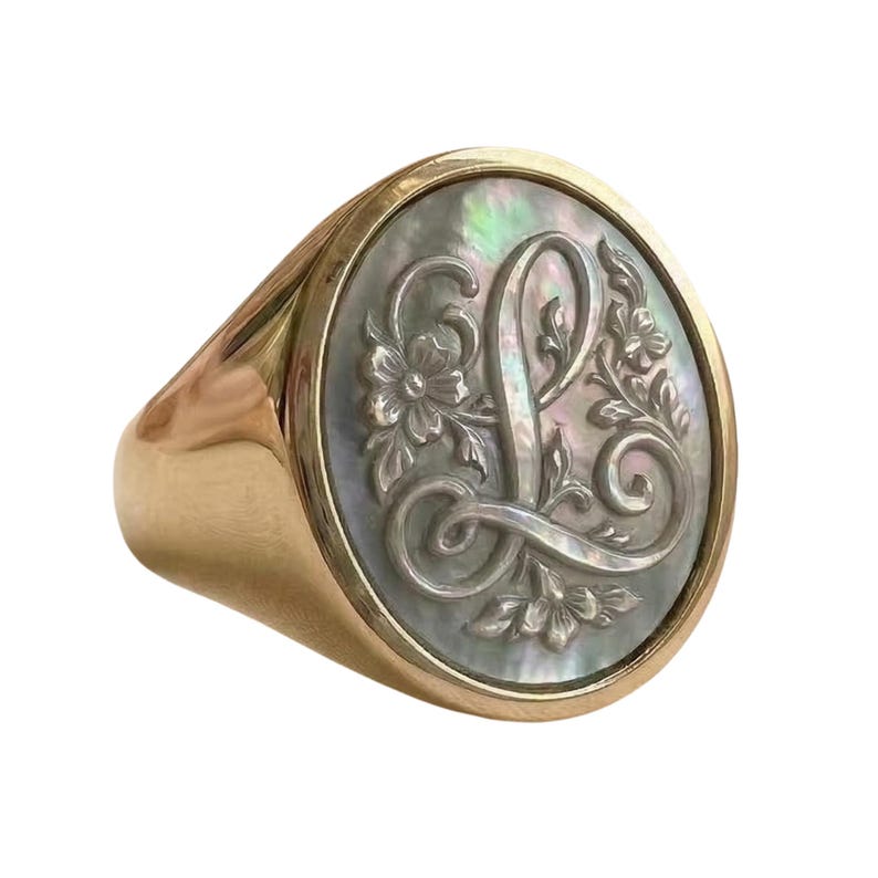 Signetring med initial L • Ring med kameomonogram av pärlemor • Justerbar sterlingsilver eller brons • Tillverkad i Italien bild 1