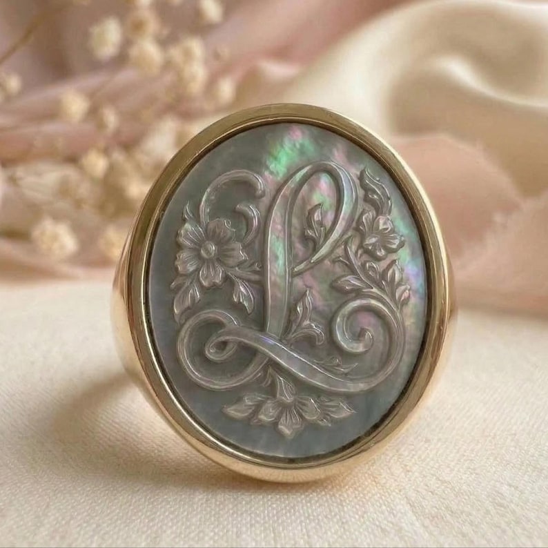 Signetring med initial L • Ring med kameomonogram av pärlemor • Justerbar sterlingsilver eller brons • Tillverkad i Italien bild 4