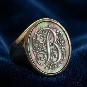 Bague chevalière initiale B avec camée en nacre grise de Tahiti, talisman artisanal, fabriqué en Italie • Taille unique