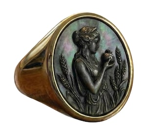 Zegelring Persephone – Cameoring Griekse godin in grijs Tahitiaans parelmoer, verstelbaar zilver of brons