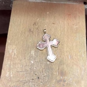 Collier croix orthodoxe en or 9 carats avec nacre glyptique symbole de foi et d&#39;élégance Cadeau parfait pour une cérémonie religieuse Fabriqué en Italie