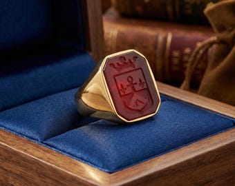 Chevalière personnalisée octogonale en taille-douce avec écusson familial | Bague personnalisée en or et argent avec pierre dure