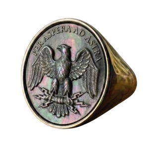 Anillo de águila imperial romana Per Aspera Ad Astra - Camafeo de nácar - Ajustable en plata o bronce - Joyería legionaria SPQR - Regalo estoico